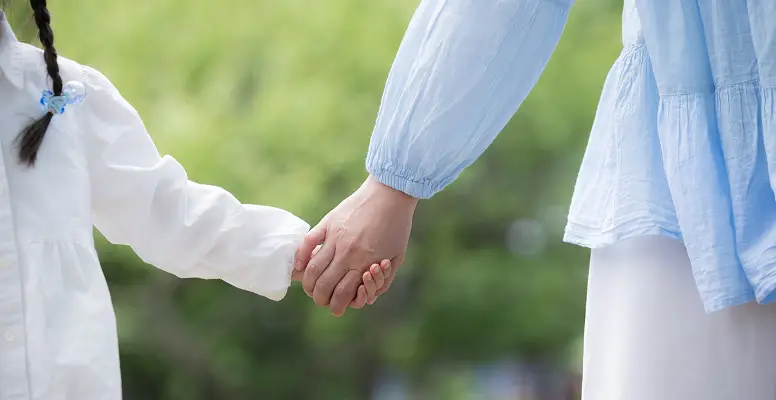 親子で手をつないでいる様子