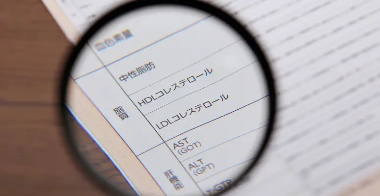 健康診断結果を確認している様子