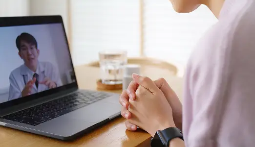 オンラインで医師から説明を受ける様子