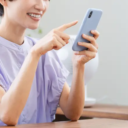 スマートフォンでオンライン診療を利用する女性