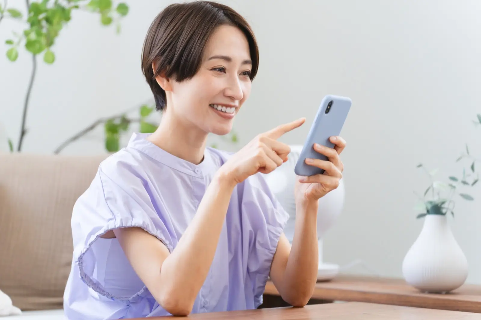 スマートフォンでオンライン診療を利用する女性