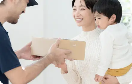 自宅で検査キットを受け取る様子