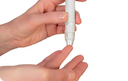 自宅で採血する様子