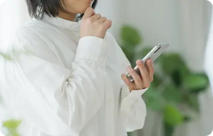 スマートフォンで結果を確認する様子