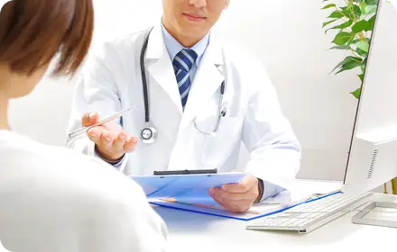 医師から結果説明を受ける様子