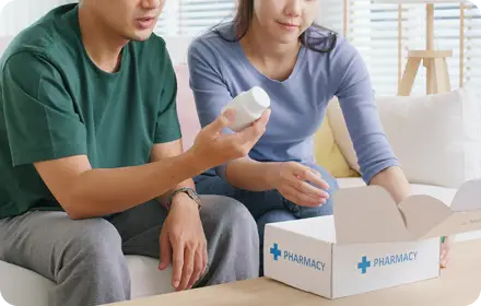 自宅で薬を受け取る様子